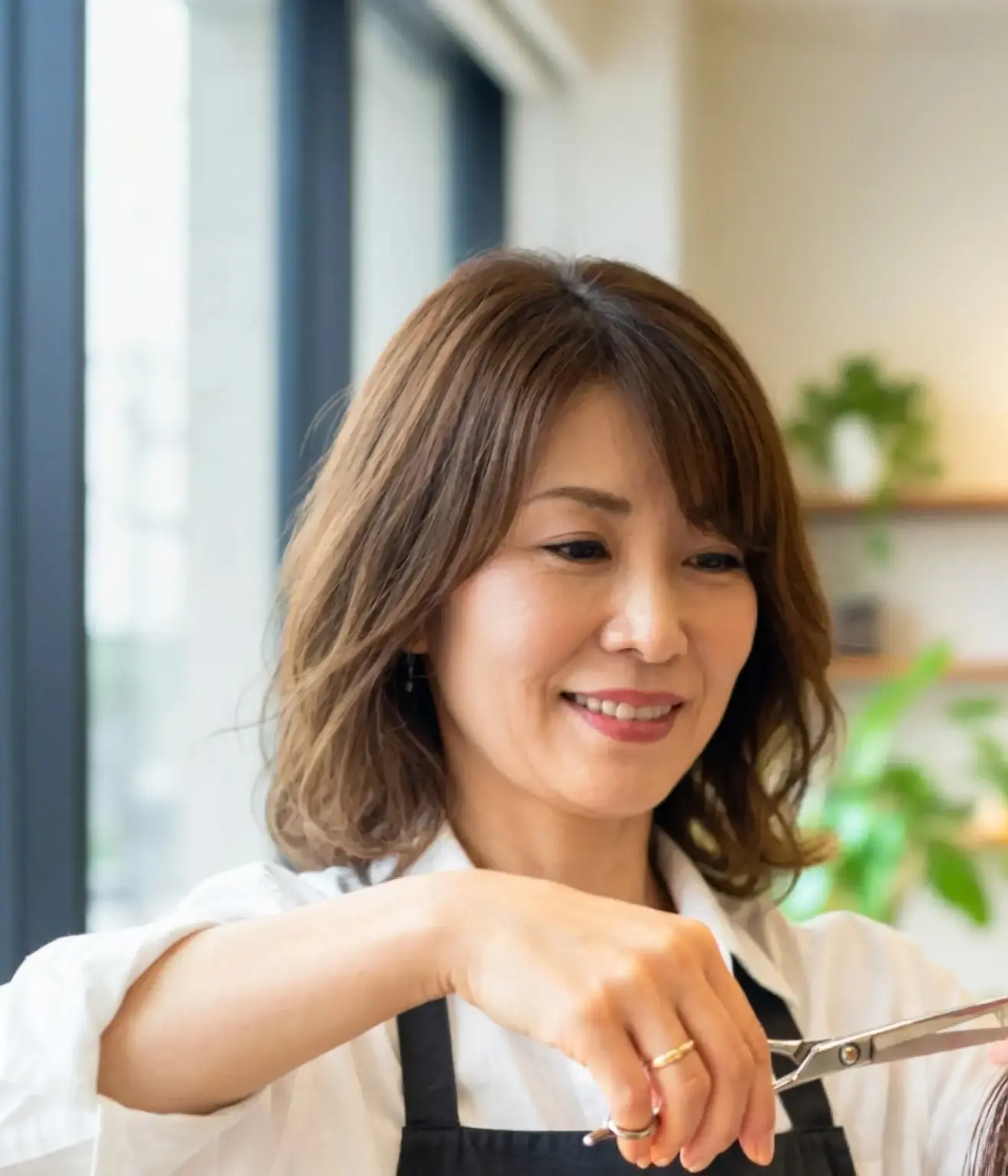 髪を切る美容師スタッフ