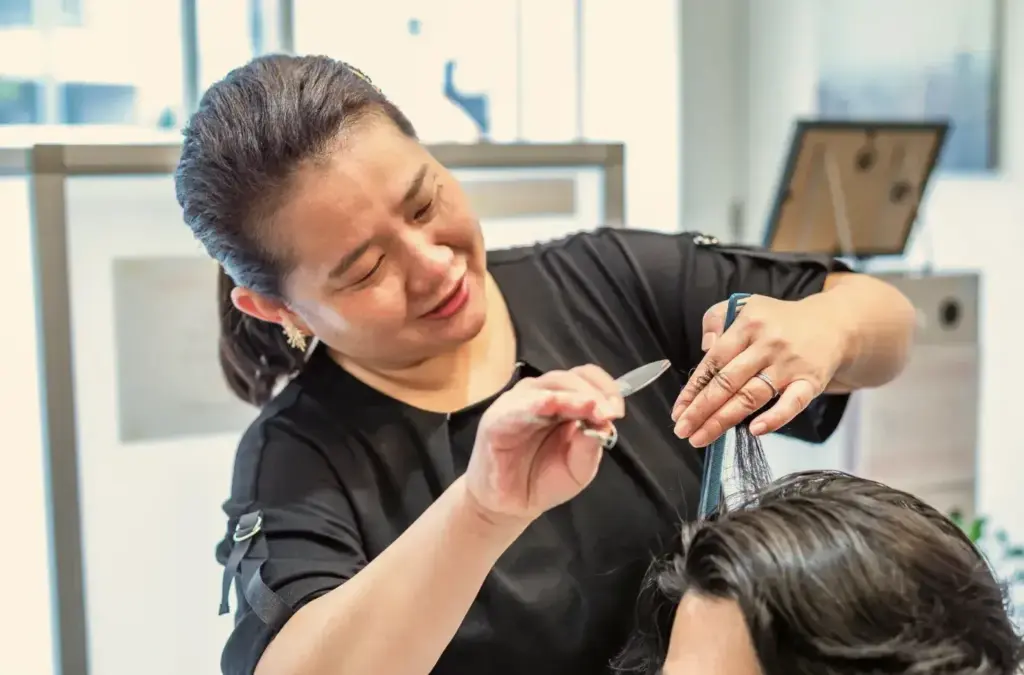 カット中の美容師2